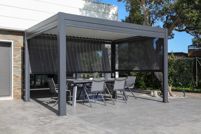Pergola bioclimatique solaire Anémone en aluminium, équipée